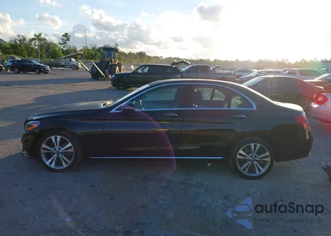 2020 Mercedes-Benz C 300 z USA, uszkodzony, nr VIN 55SWF8DB1LU323688